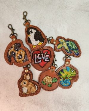 09h30 to 11h30 Cross Stitch on leather keyring